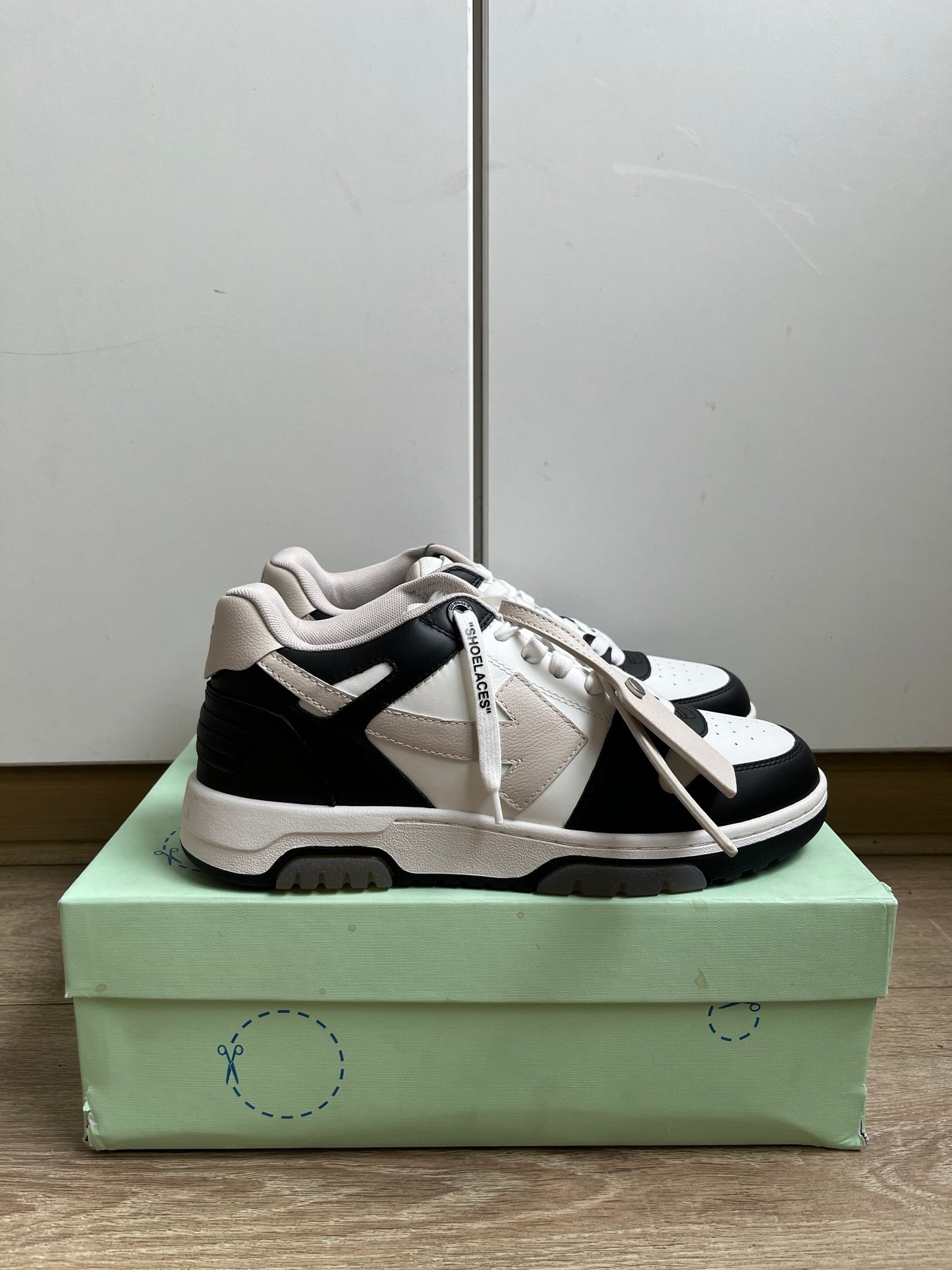 OFF-WHITE Out Of Office OOO Low Tops - Black Beige