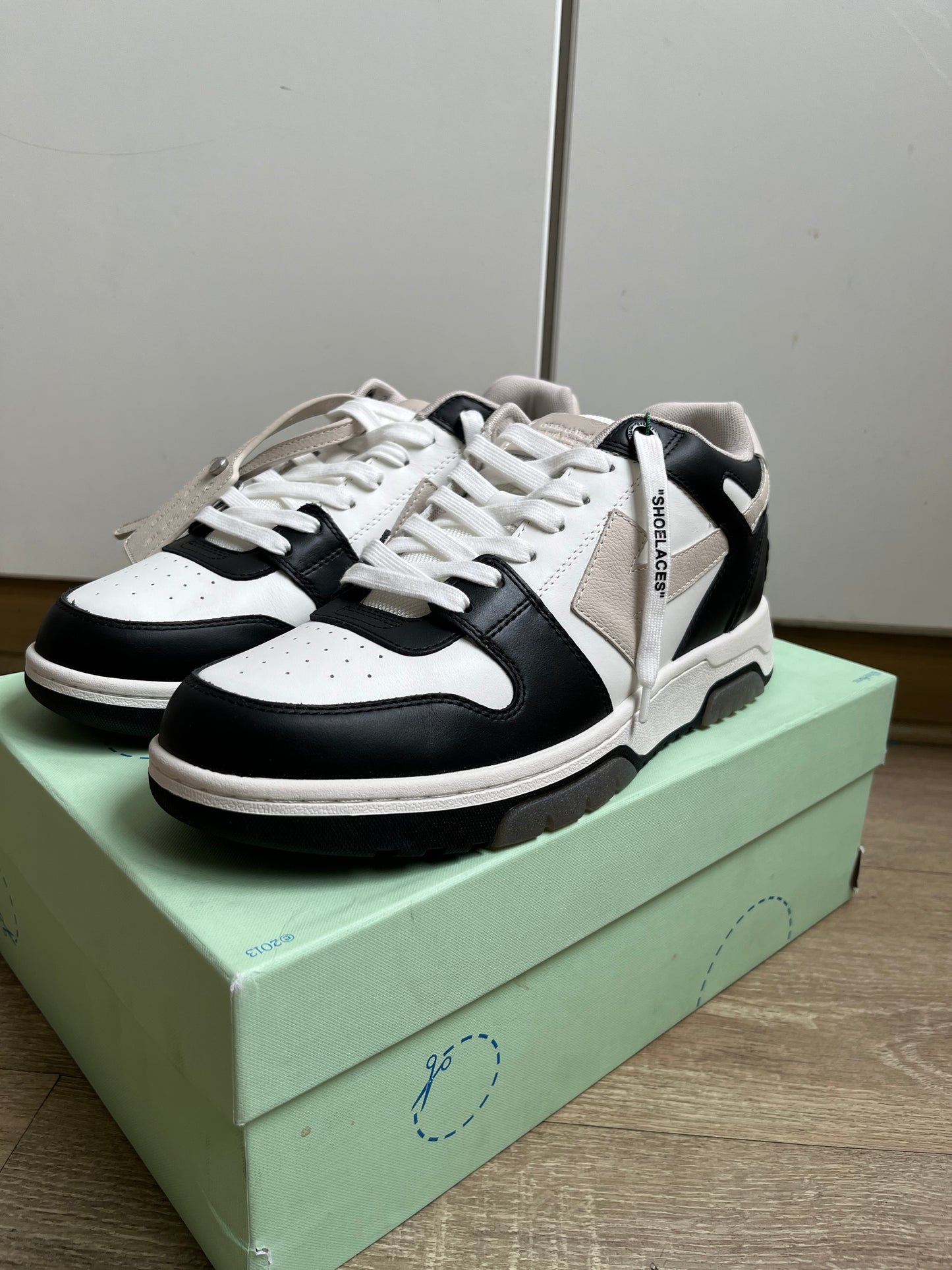 OFF-WHITE Out Of Office OOO Low Tops - Black Beige