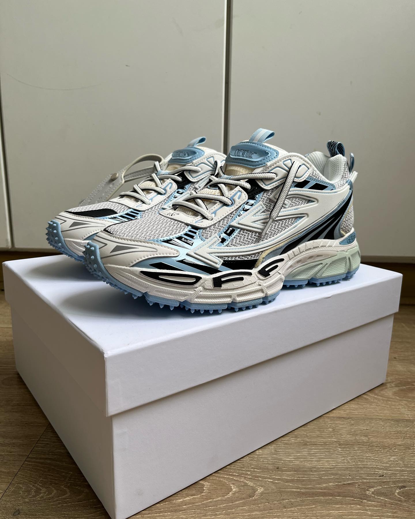 OFF-WHITE Be Right Back - White/Light Blue