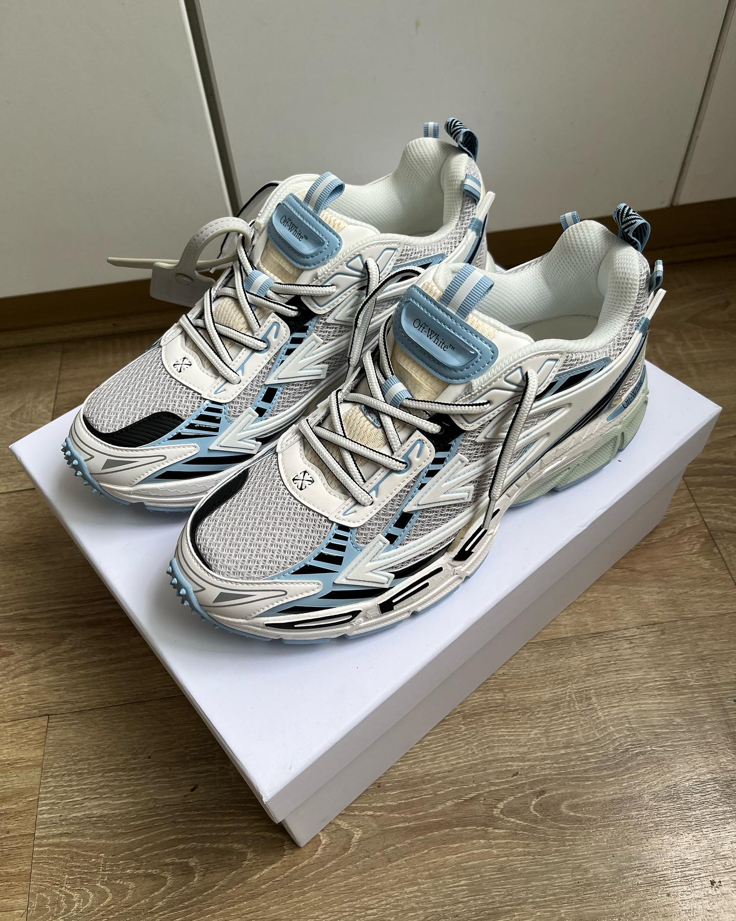 OFF-WHITE Be Right Back - White/Light Blue