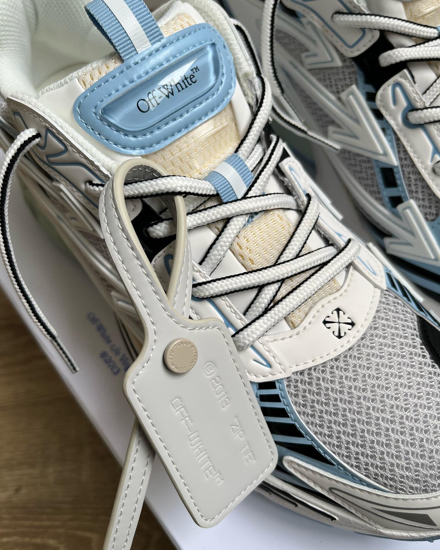 OFF-WHITE Be Right Back - White/Light Blue