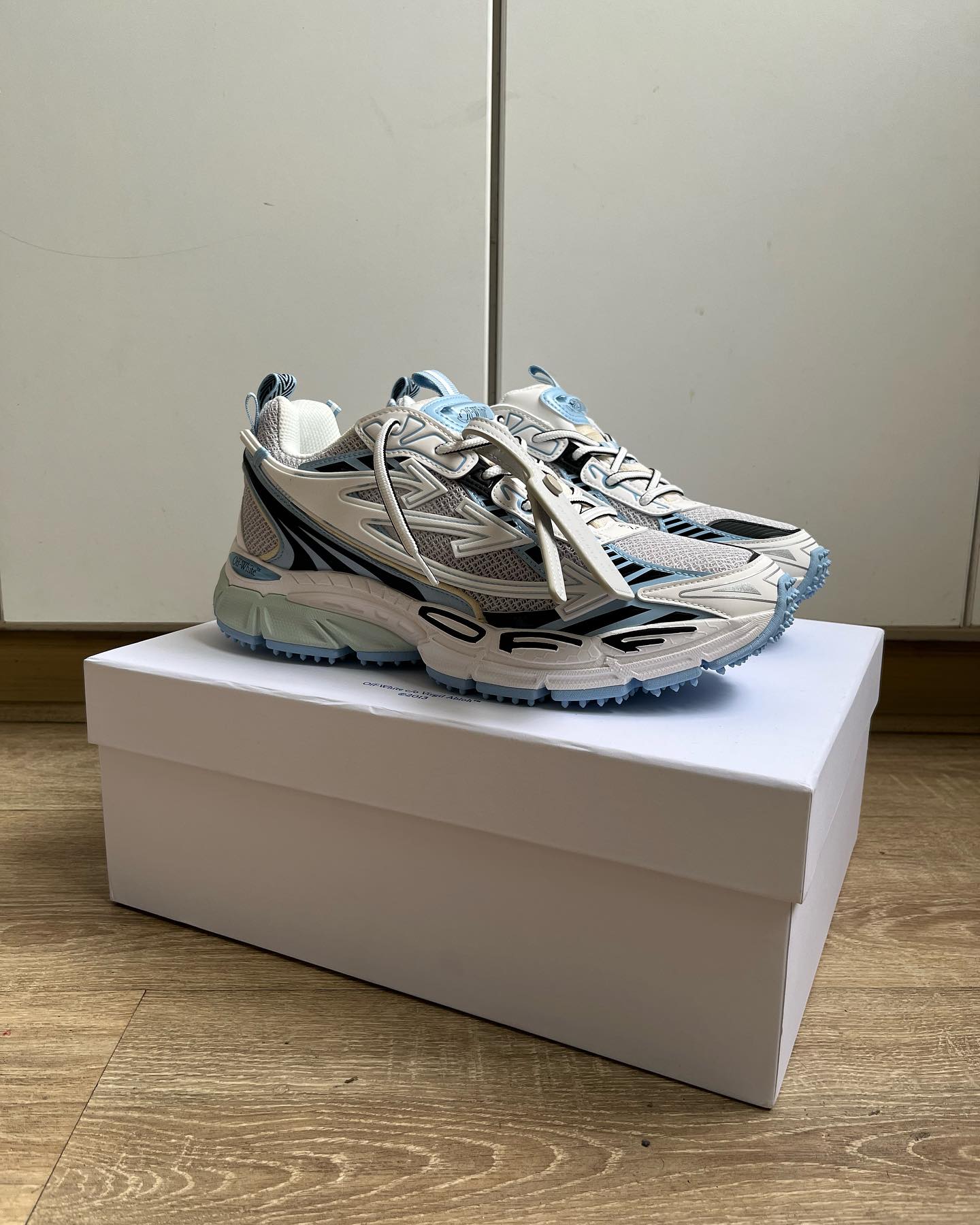 OFF-WHITE Be Right Back - White/Light Blue
