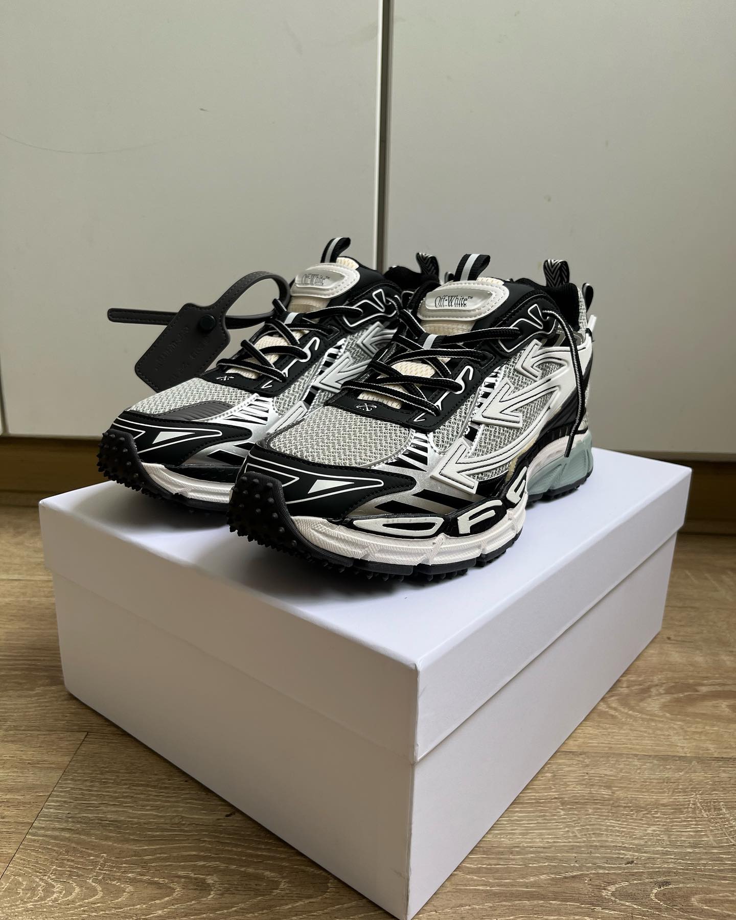 OFF-WHITE Be Right Back - Grey Black lo