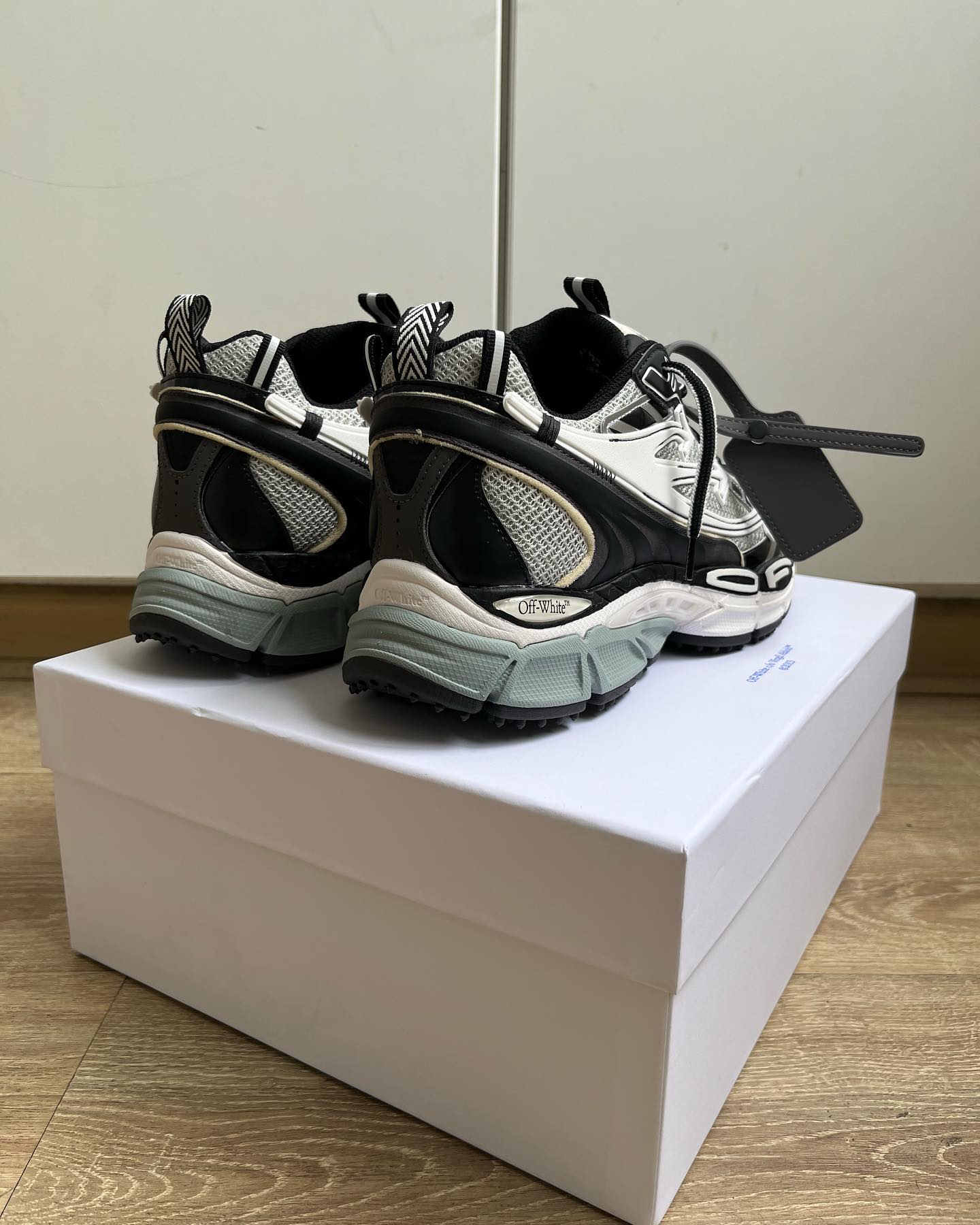 OFF-WHITE Be Right Back - Grey Black lo