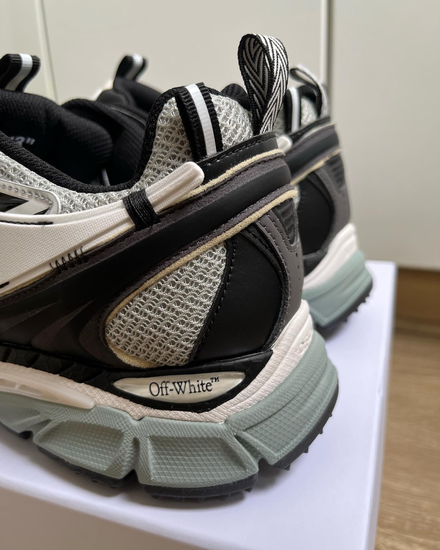 OFF-WHITE Be Right Back - Grey Black lo