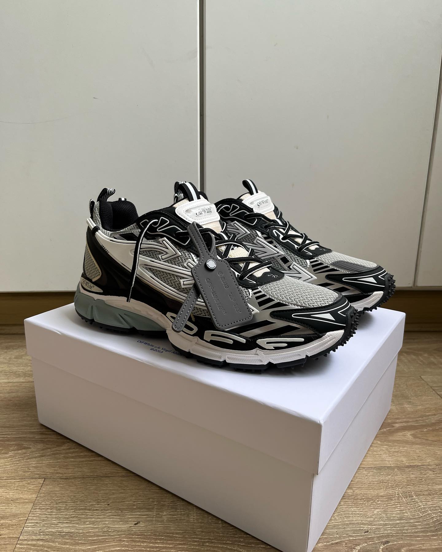 OFF-WHITE Be Right Back - Grey Black lo