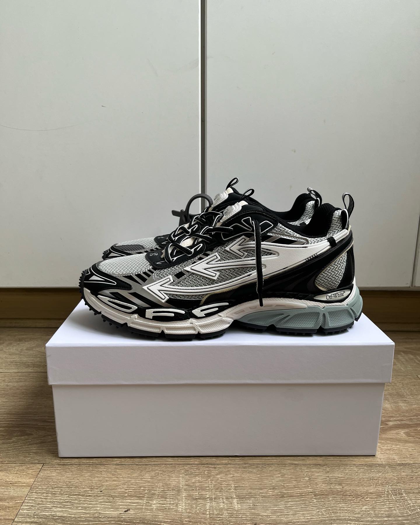 OFF-WHITE Be Right Back - Grey Black lo