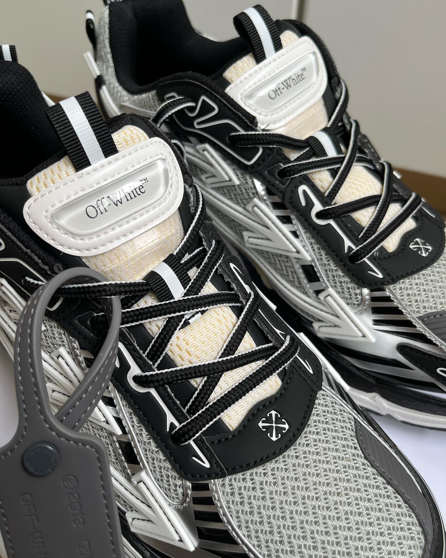 OFF-WHITE Be Right Back - Grey Black lo