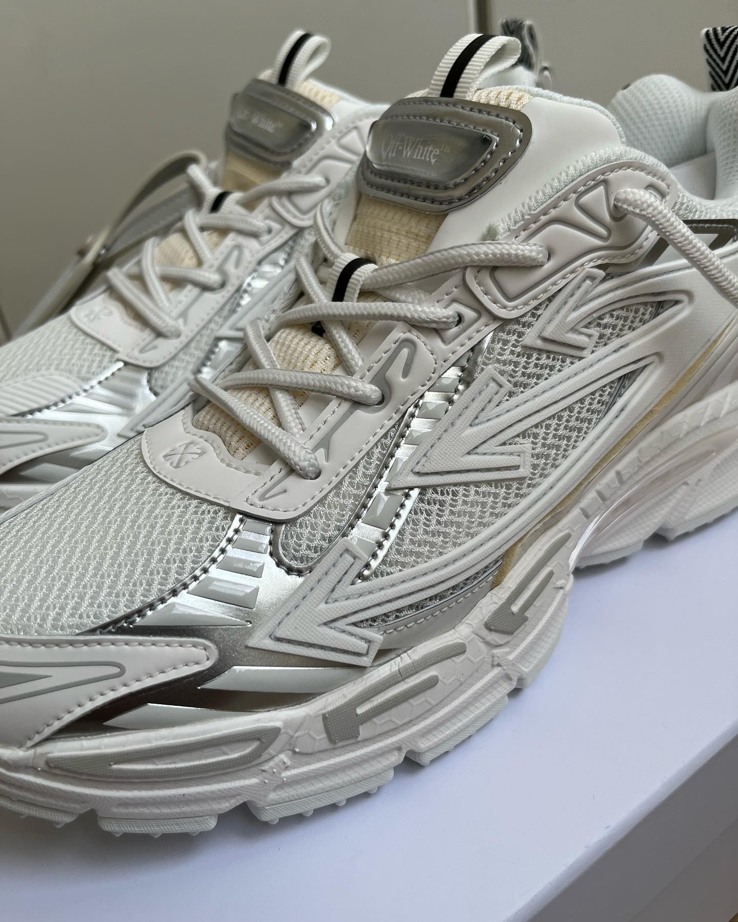 OFF-WHITE Be Right Back -Triple White