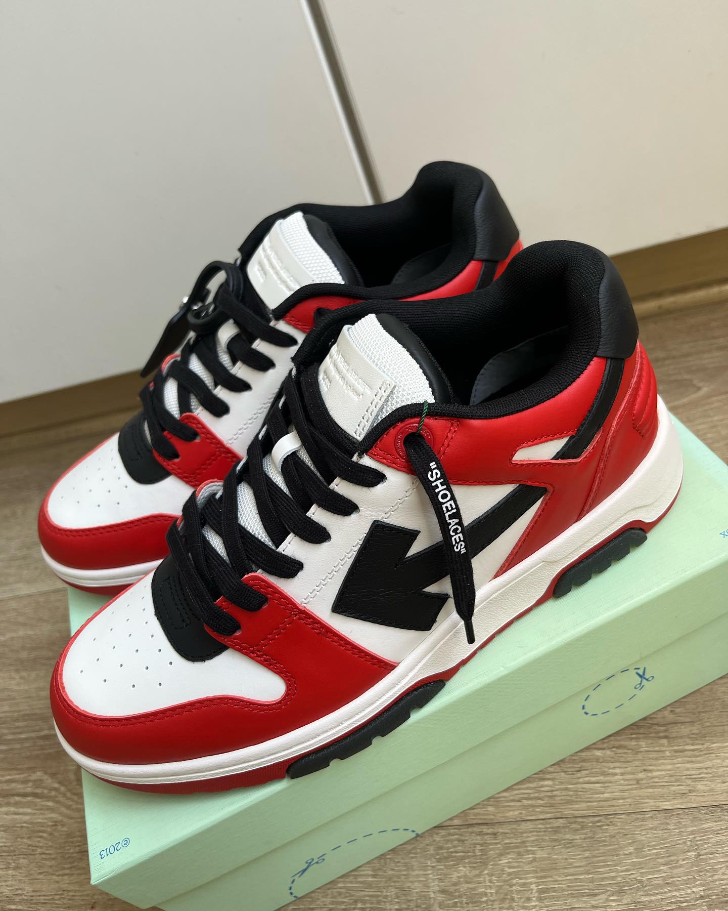 OFF-WHITE Out Of Office OOO Low Tops - Red Black